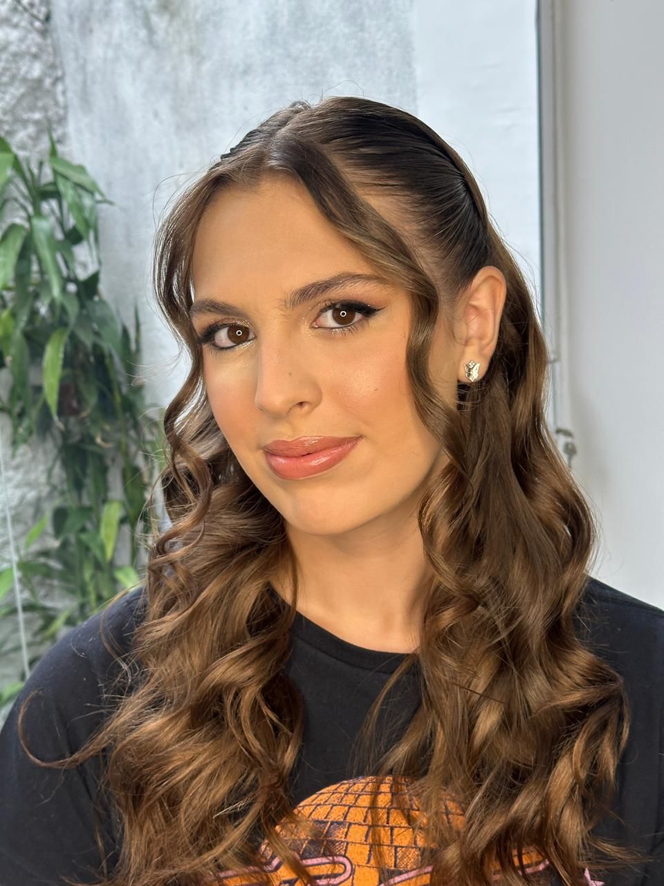 Penteado ondulado e maquiagem finalizada no Millano