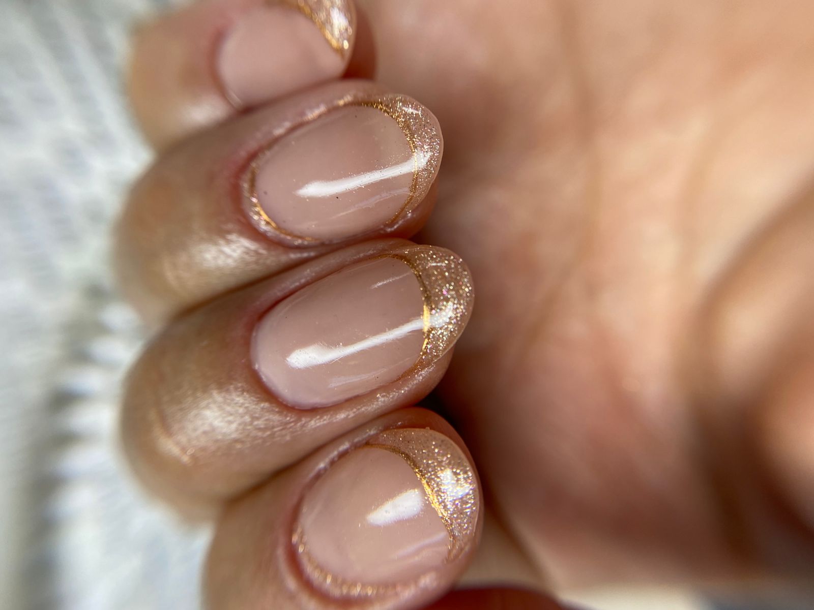 Francesinha com glitter dourado nas pontas feita no Millano
