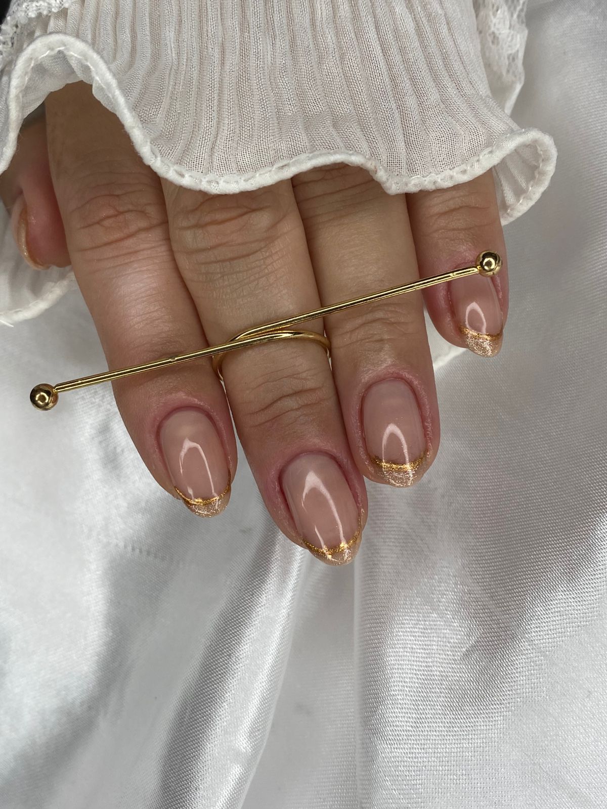 Francesinha dourada com acessório elegante feita no Millano