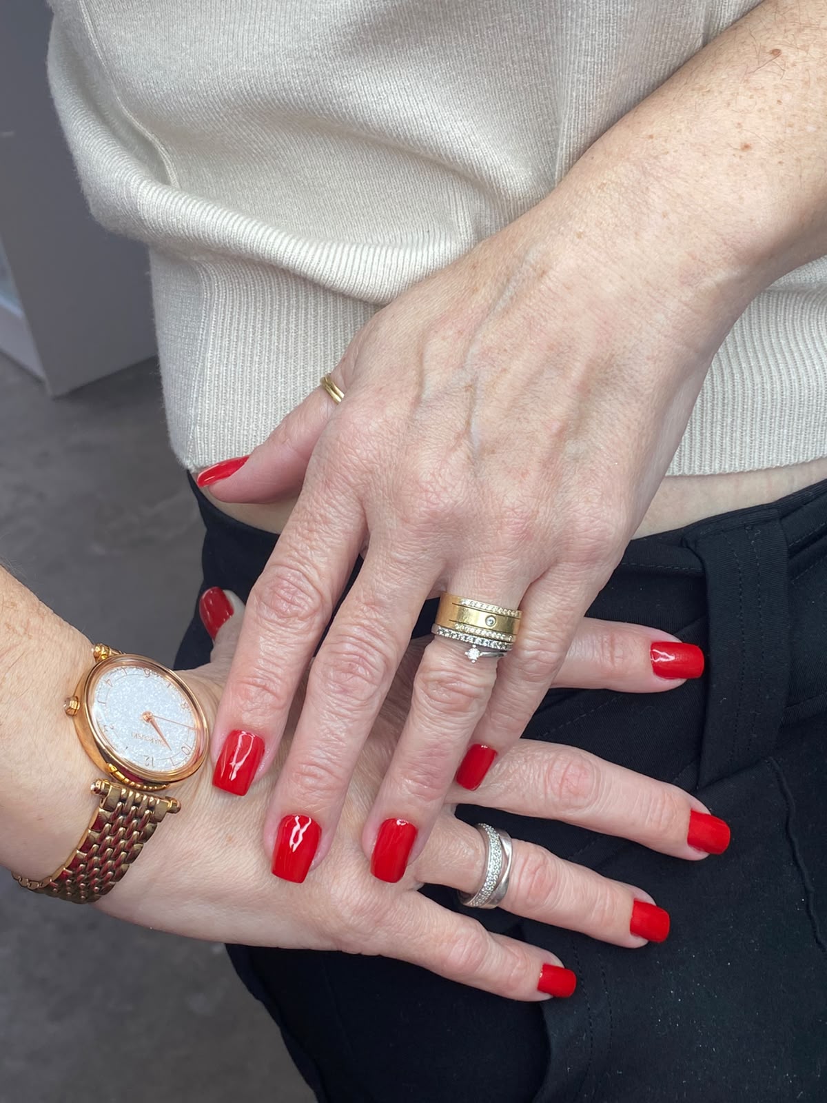 Esmaltação vermelha clássica em mãos bem cuidadas feita no Millano